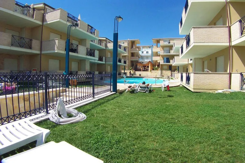 Apartamento con piscina, terraza y jardín | Vistas a la playa - Image 1