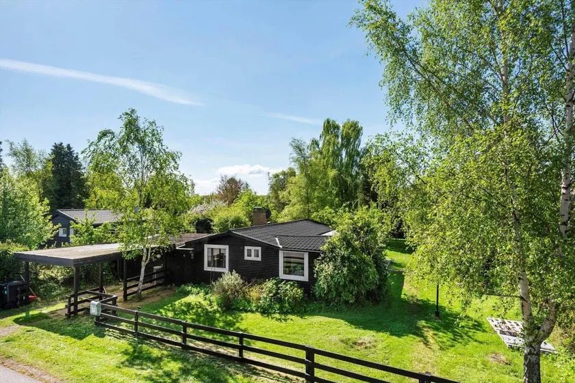Holiday home with terrace - Image 1