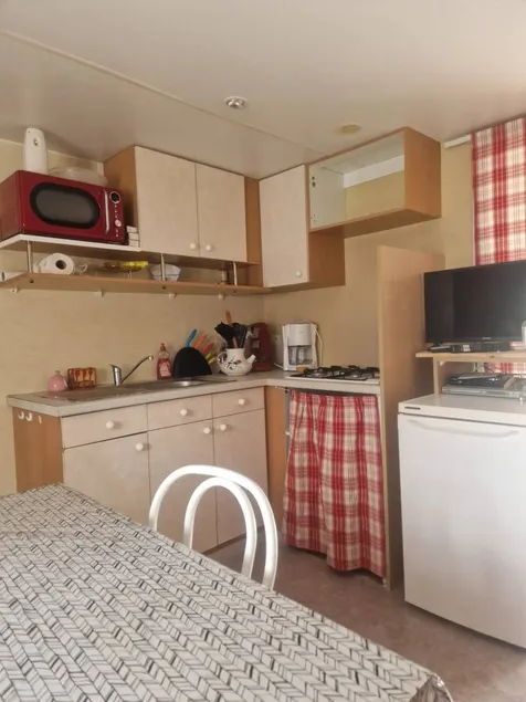 Holiday home with BBQ & terrace - Image 1