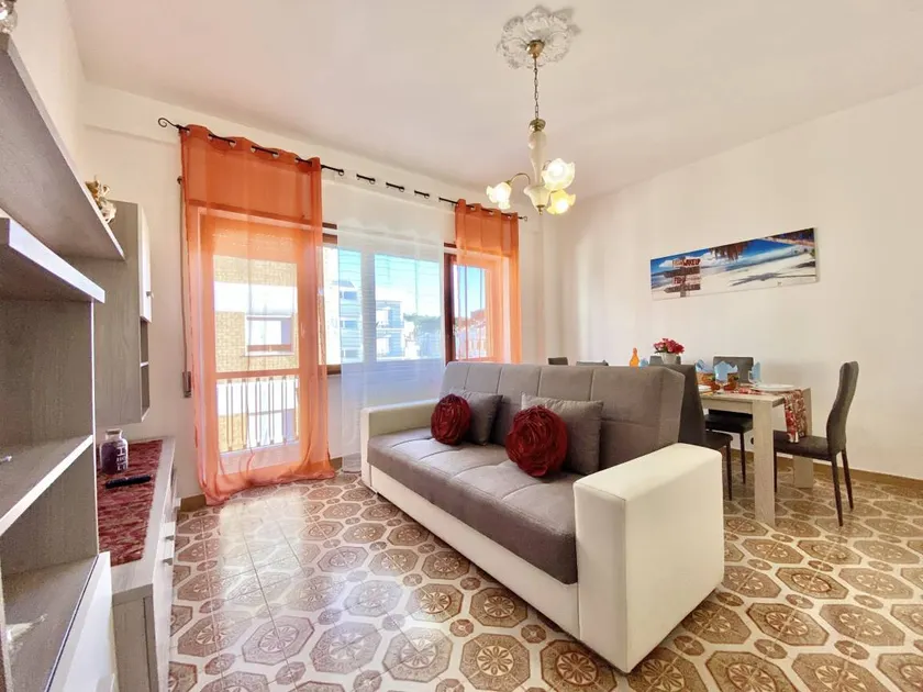 Flat with terrace - Image 1