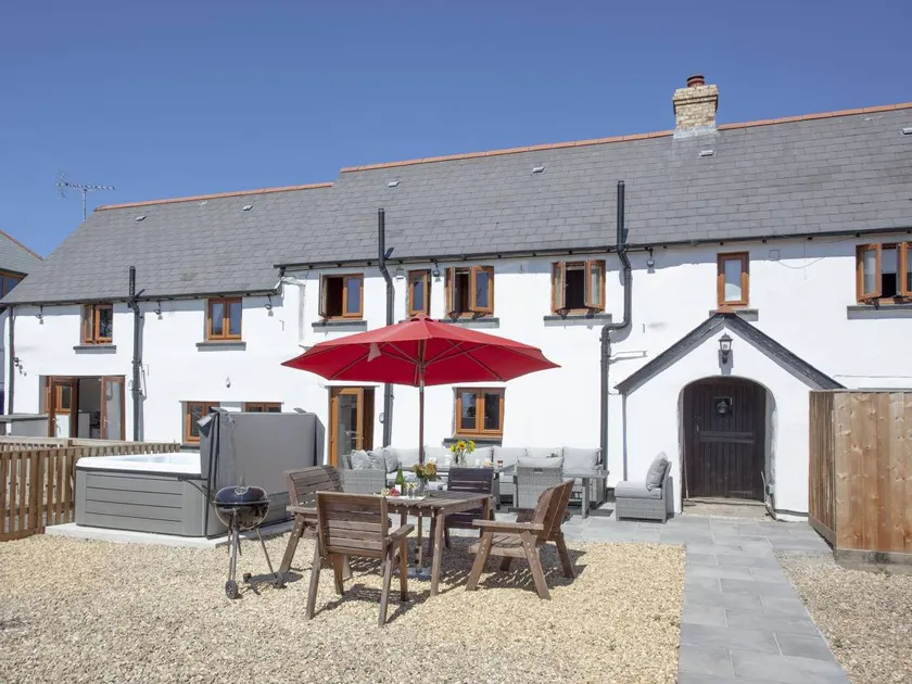 Child-friendly beautiful cottage with garden, private pool & BBQ | River view | Pet-friendly - Image 1