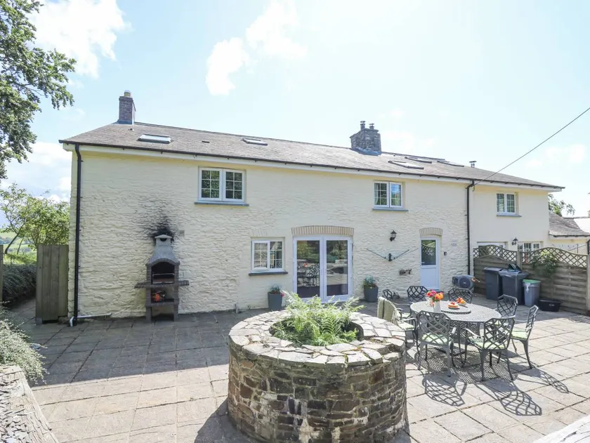 Cottage with garden & hot tub - Image 1