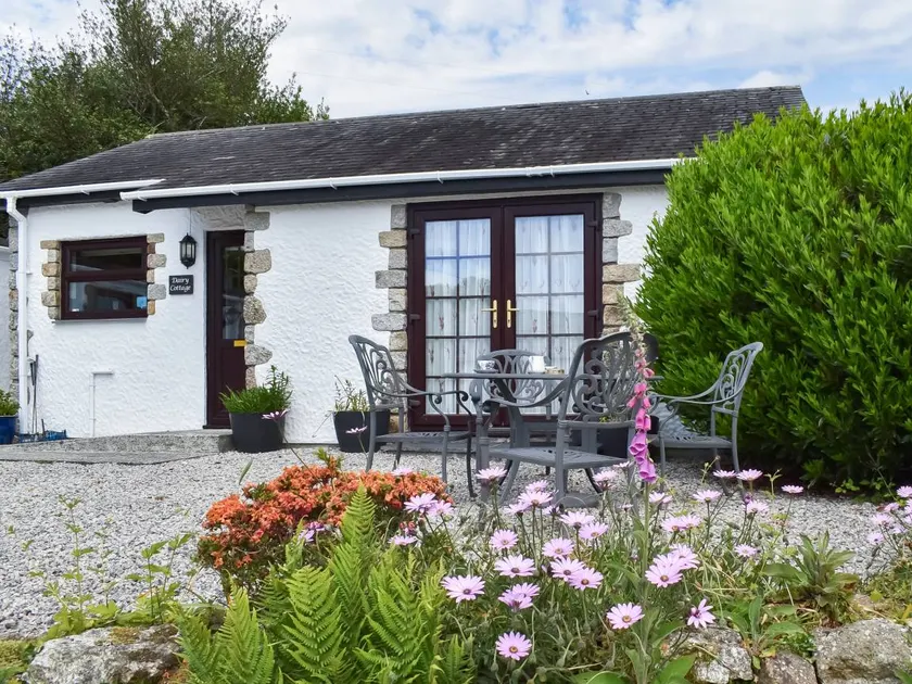 Cottage with garden & jacuzzi | River view - Image 1