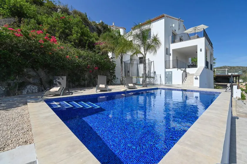 Holiday home with pool, barbecue & garden - Image 1