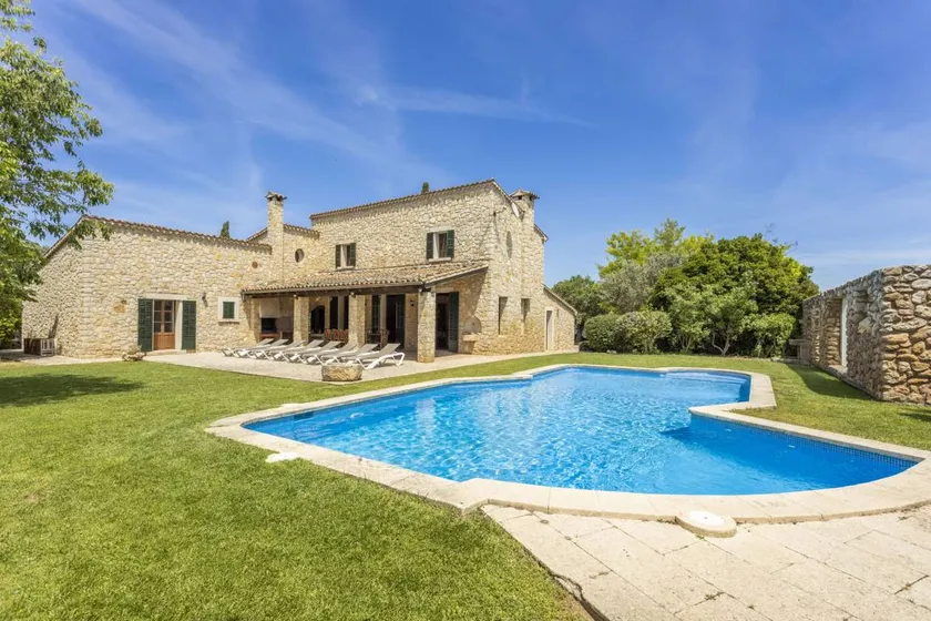 Fully equipped villa with garden, terrace & private pool - Image 1