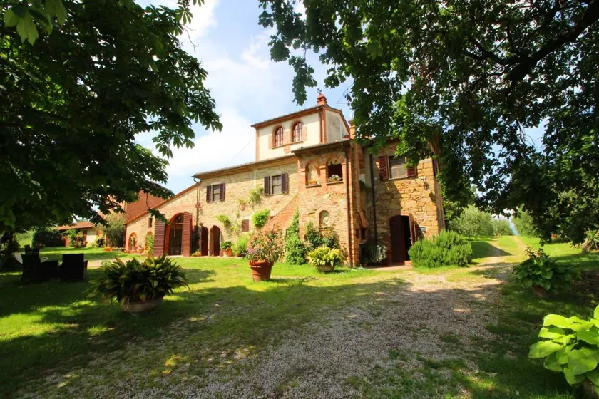 Typical villa with pigeon house known as “piccionaia” 2 km from Marciano della Chiana, in a hilly an - Image 1