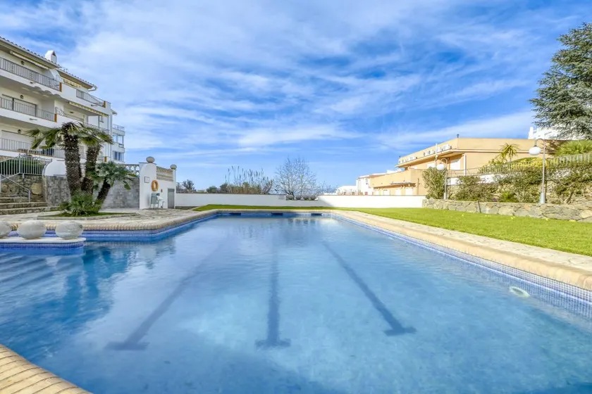 Apartment with terrace, pool & garden - Image 1
