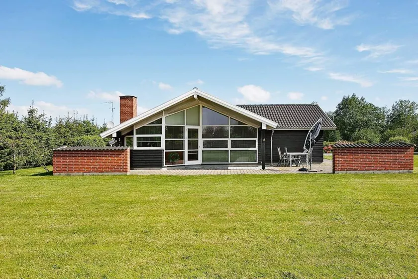 Holiday home with barbeque, terrace & garden | Dogs allowed - Image 1