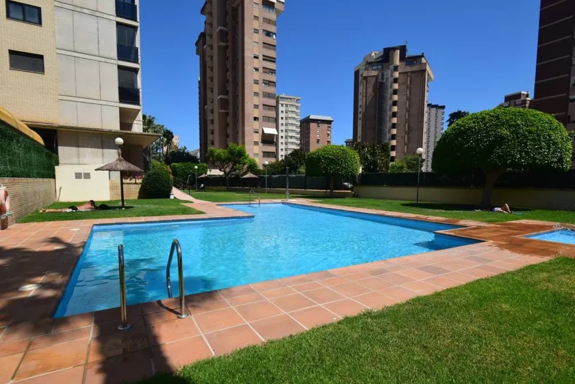 Flat with garden, heated pool & terrace - Image 1