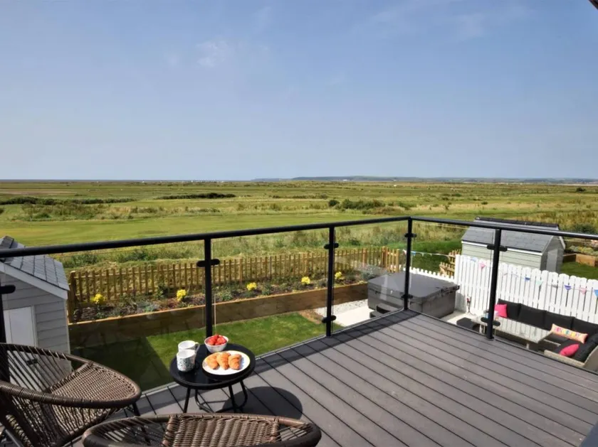 Casa rural totalmente equipada con jacuzzi y jardín | Vistas al agua | Admite mascotas - Image 1