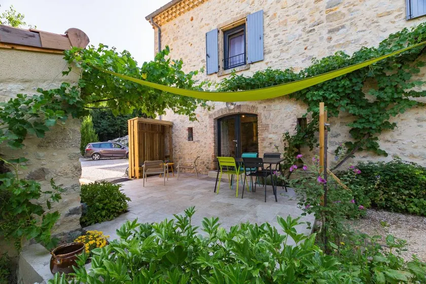 Cottage entièrement équipé avec terrasse, barbecue et jardin | Vue jardin - Image 1