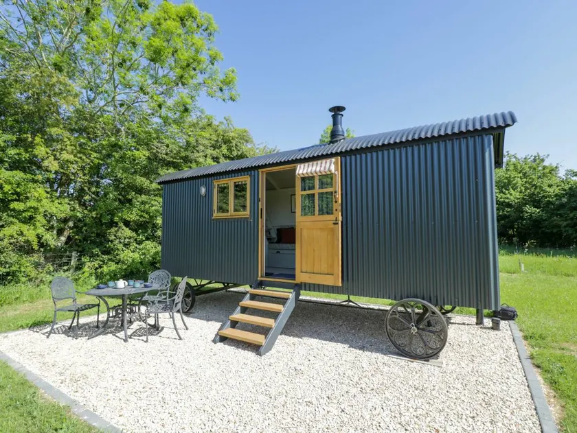 Family-friendly cottage with garden & pool - Image 1