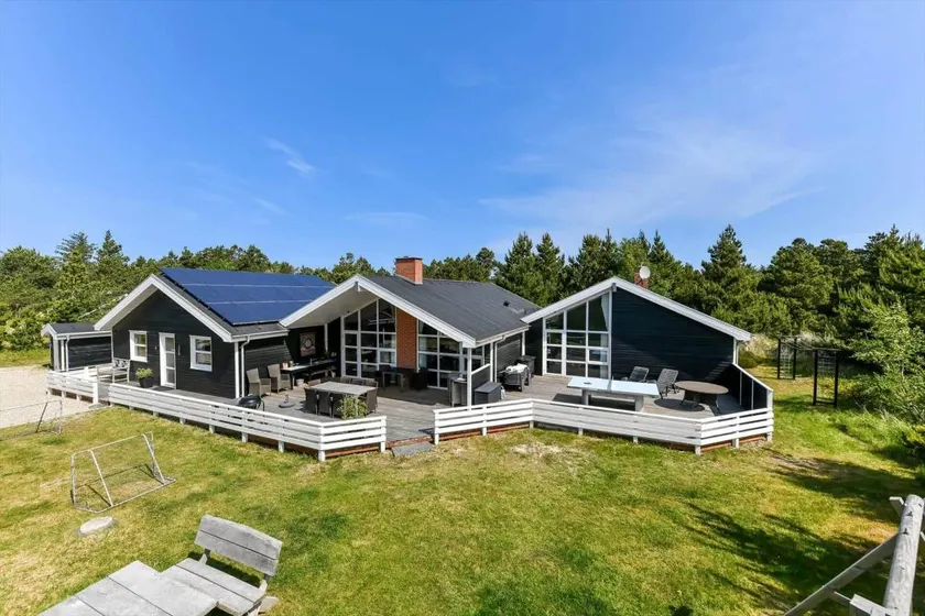 House with pool, jacuzzi & barbeque - Image 1