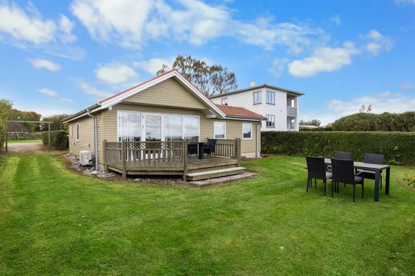 Holiday home with garden, terrace & barbecue | Sea view | Beach nearby - Image 1
