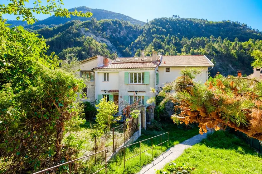 Holiday home with BBQ & terrace - Image 1