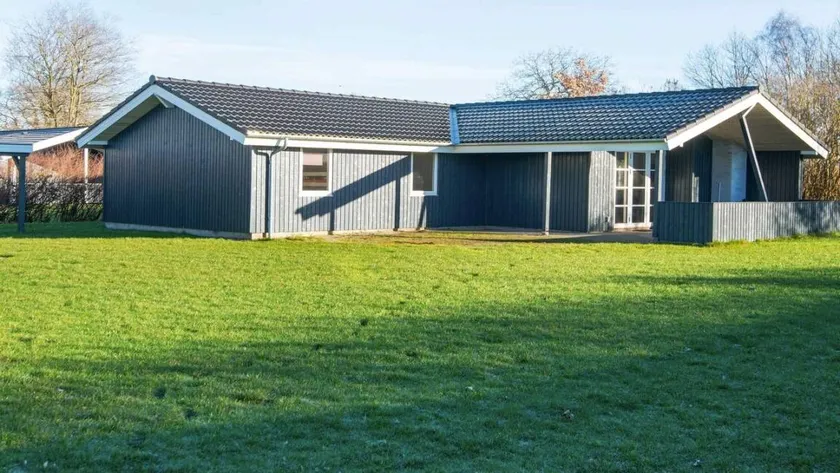 Holiday home with garden, terrace & sauna | Close to the beach | Dogs allowed - Image 1