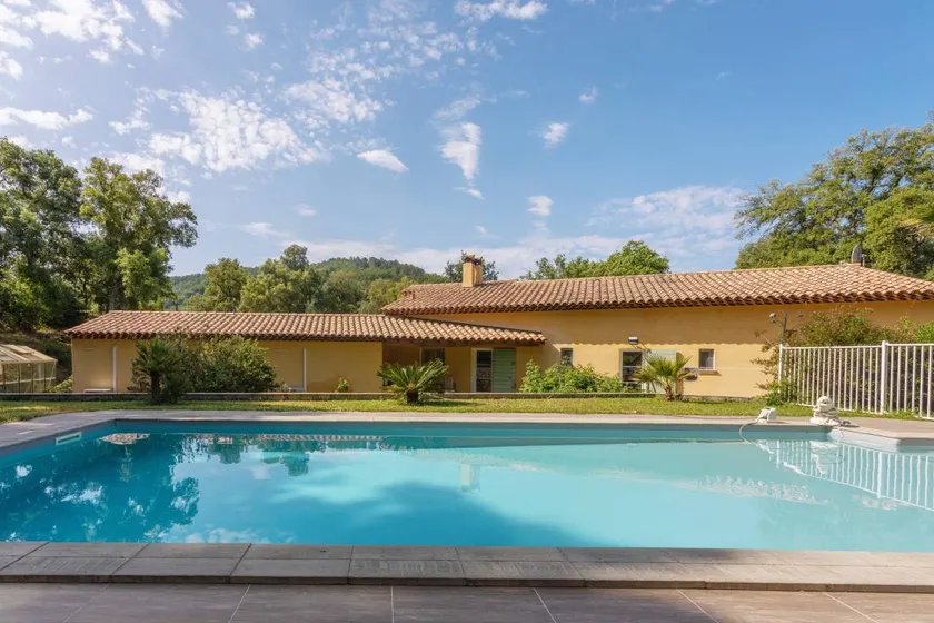 "Cigale" Room with Shared Pool, Wi-Fi, and Air Conditioning - Image 1