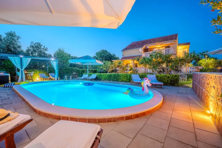 Children-friendly villa with terrace, private pool & hot tub | Garden view | Pets allowed - Image 1