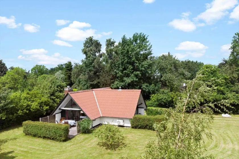 House with terrace - Image 1