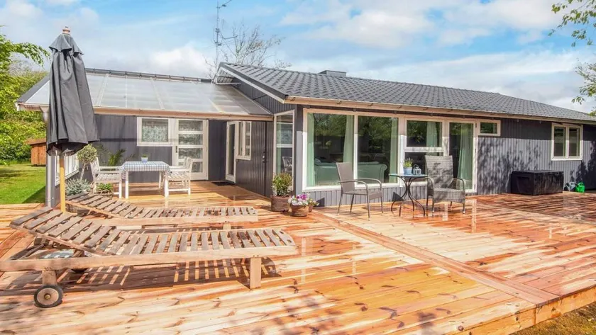 Holiday home with garden & terrace - Image 1