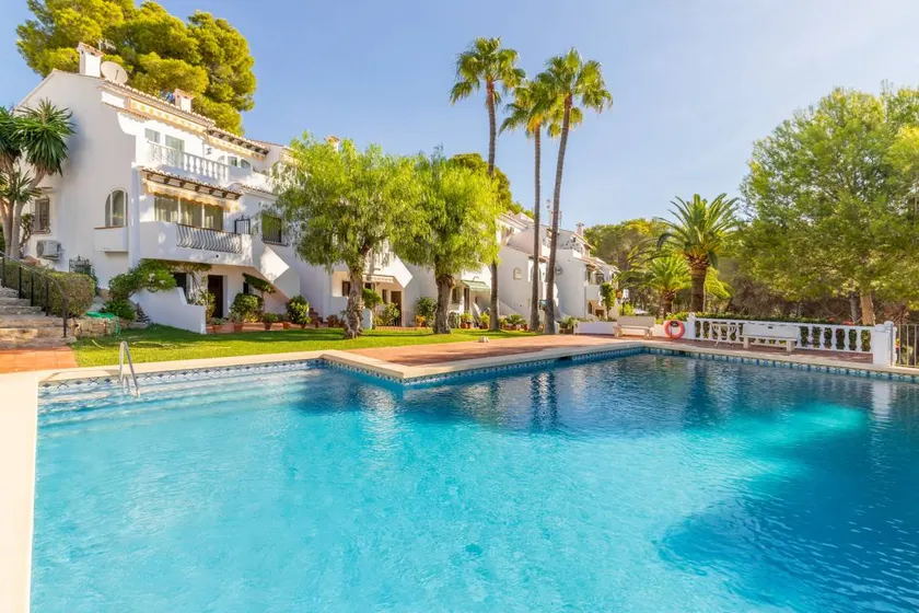 Studio with pool, garden & terrace | Mountain view - Image 1