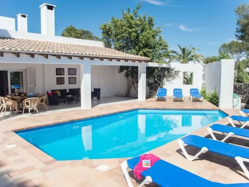 Fully equipped spacious house with garden, barbecue & private pool | Close to the beach - Image 1