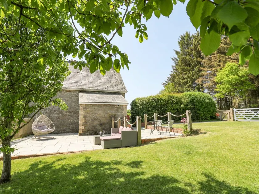 Cottage with garden - Image 1