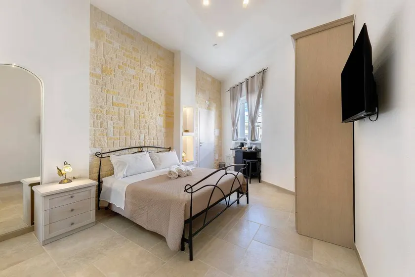 Room 'L'Aurora B&B - Meriggio' with Shared Terrace, Wi-Fi and Air Conditioning - Image 1