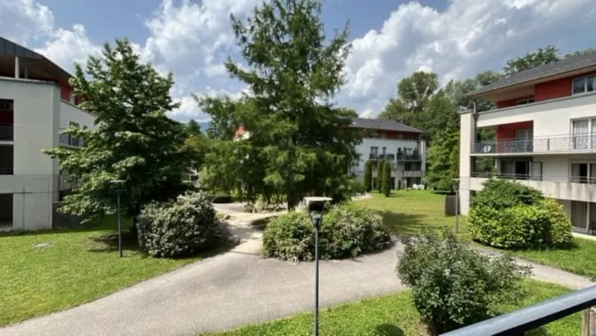 Flat with pool - Image 1