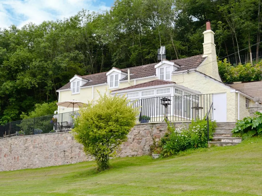 Family-oriented cottage with garden & BBQ - Image 1