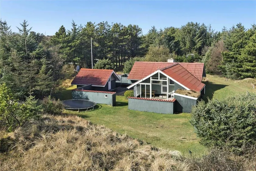 Holiday home with garden, terrace & barbeque - Image 1