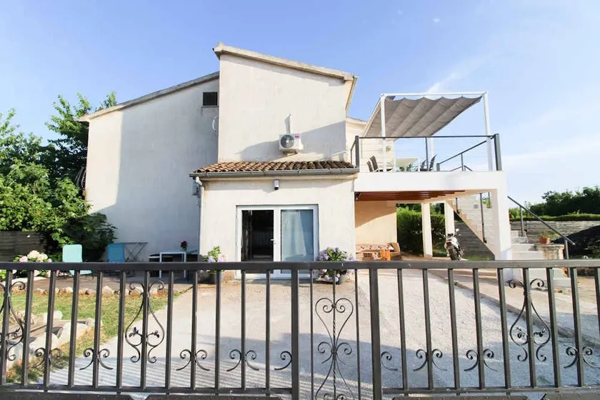 Flat with terrace & BBQ - Image 1