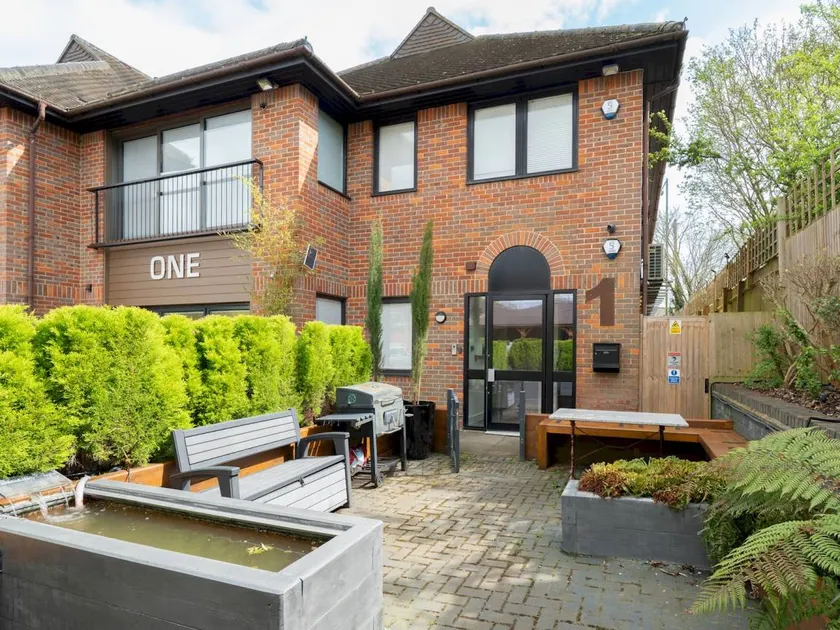Apartment with garden - Image 1