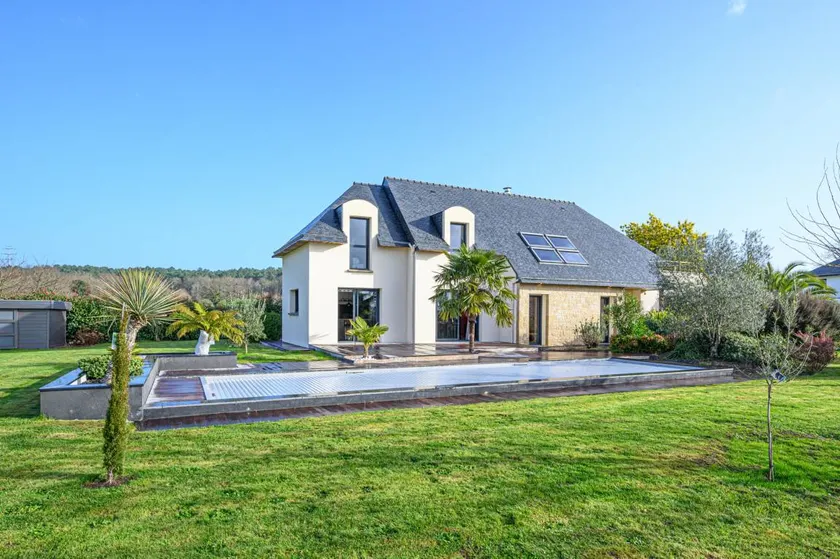 Children-friendly villa with garden, barbecue & private pool | Perfect for remote work - Image 1