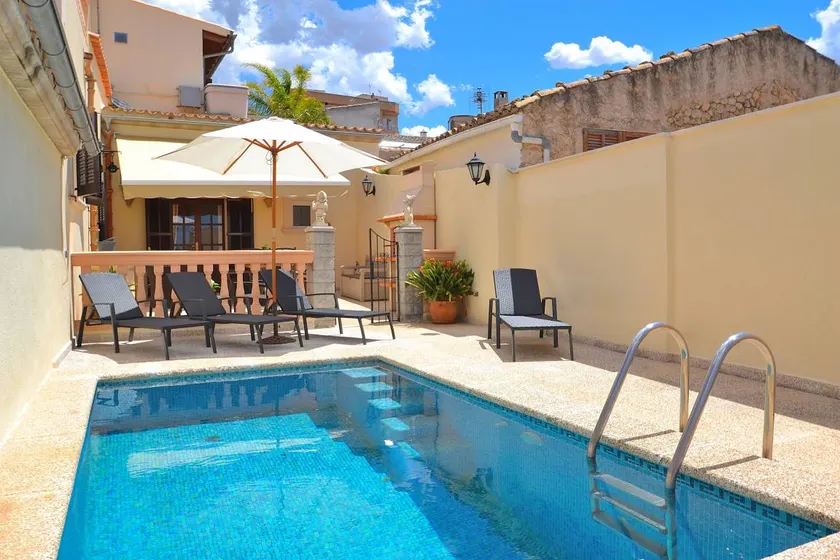 Fully equipped holiday home with terrace, garden & private pool - Image 1