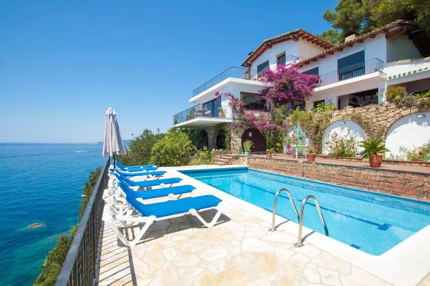 Villa with private pool, barbecue & garden - Image 1