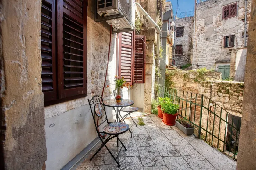 Fully equipped flat with terrace - Image 1