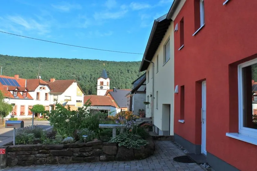Holiday home with barbeque, garden & terrace - Image 1