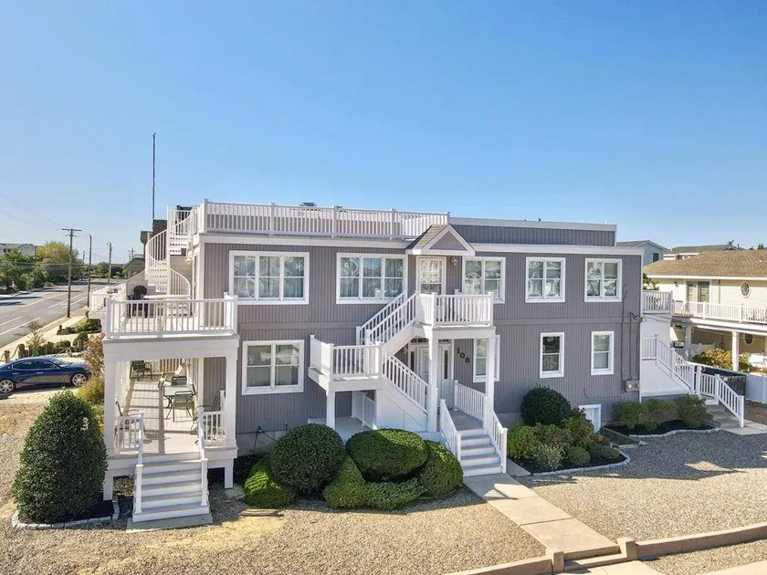Lovely unit with ocean views from top deck! - Image 1