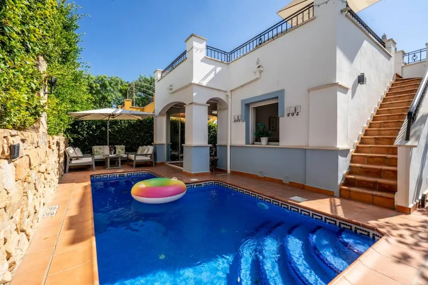Casa con barbecue, terrazza e piscina riscaldata - Image 1