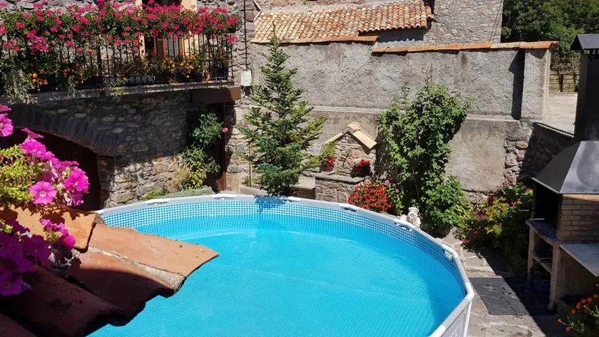 Holiday home with barbeque, garden & pool | River view - Image 1