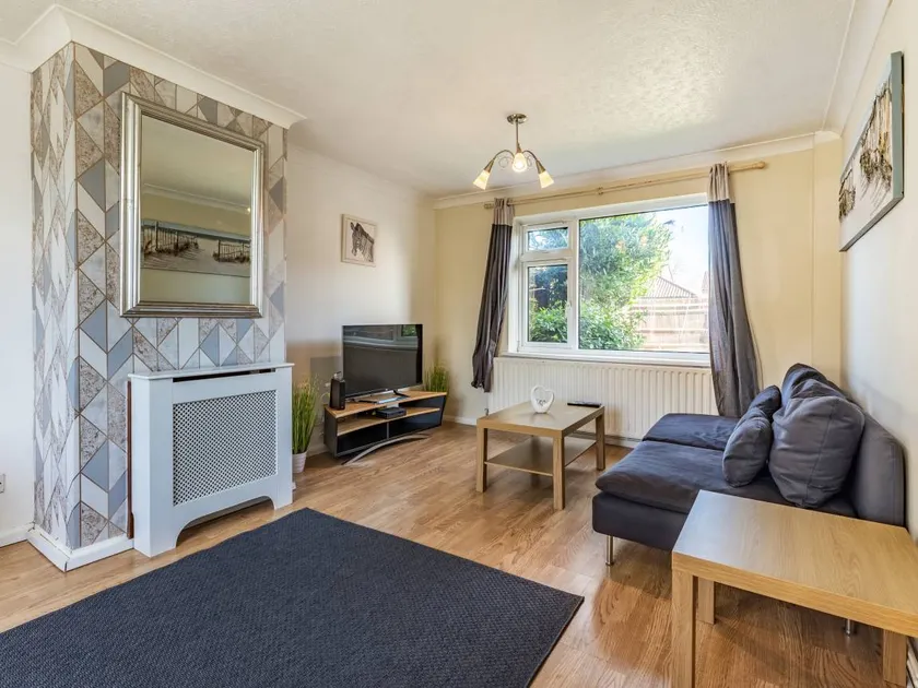 Family-oriented wonderful cottage with barbecue & garden | River view | Dogs allowed - Image 1