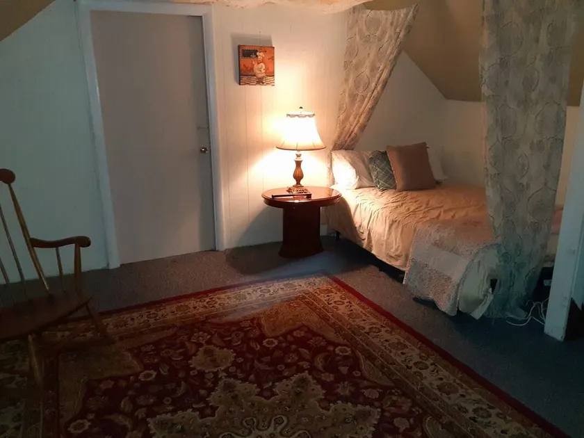 Homestay in a Safe, lovely town (Private room on its own floor.) - Image 1