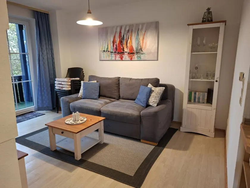Komfortable 2-Zimmer Wohnung mit überdachtem Balkon in Lemkenhafen - Image 1