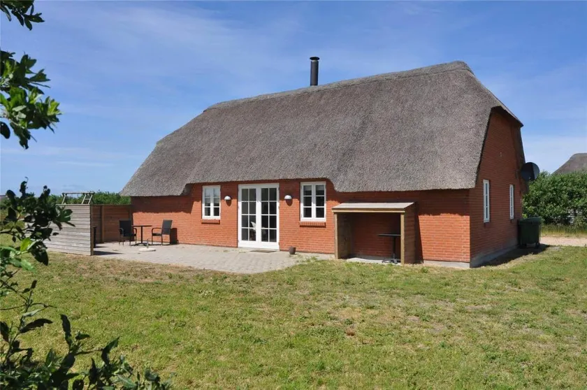 House with hot tub, terrace & barbecue | Dogs allowed - Image 1