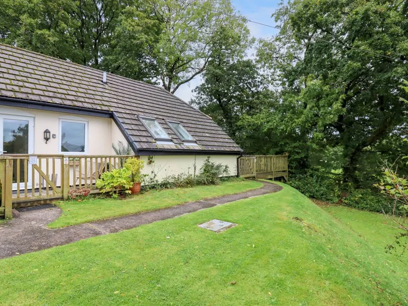 Cottage with pool & garden - Image 1