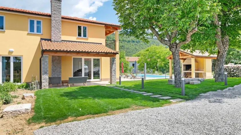 Holiday home with pool, terrace & garden - Image 1