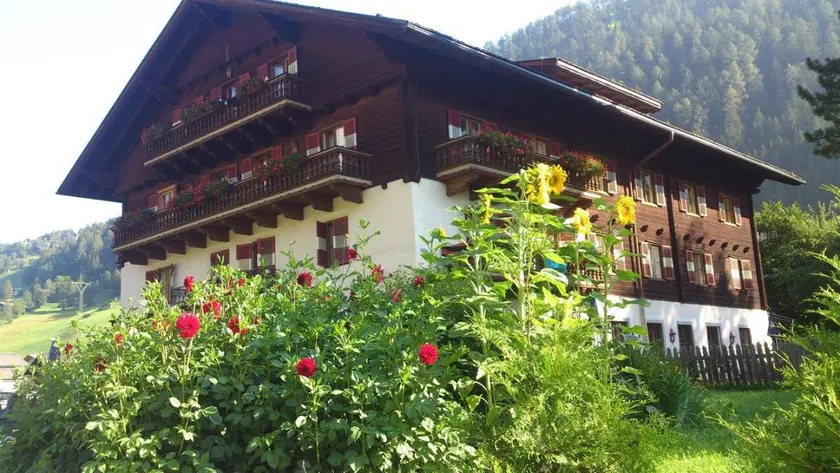 Holiday home with garden, terrace & BBQ - Image 1