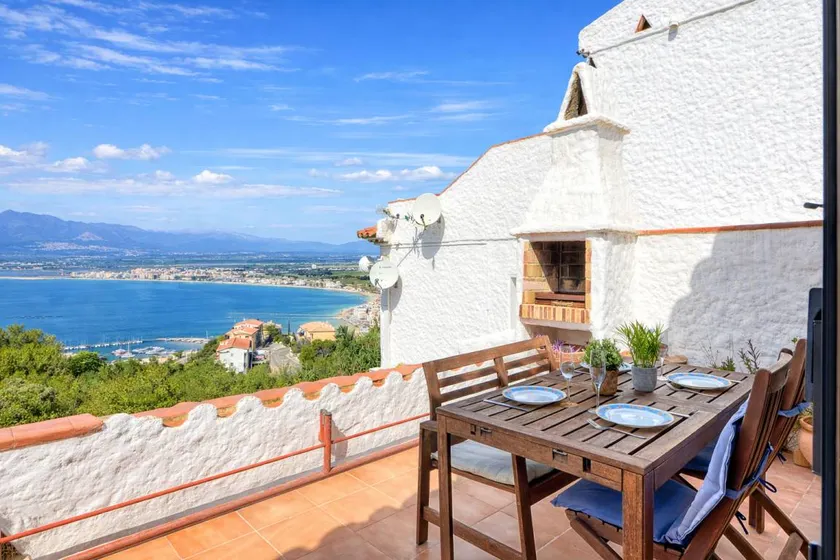 Lovely holiday home with garden, pool & terrace - Image 1