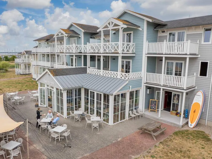 Hébergement adapté aux familles avec terrasse et jardin | À côté de la plage - Image 1